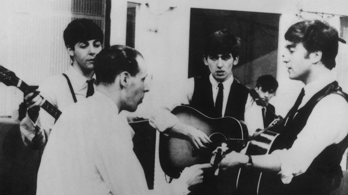 Die Beatles bei einer Aufnahmesession 1963 mit George Martin