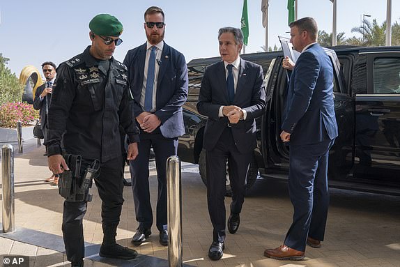 US-Außenminister Antony Blinken kehrt nach einem Treffen mit dem saudischen Kronprinzen Mohammed bin Salman am Sonntag, 15. Oktober 2023, in sein Hotel in Riad, Saudi-Arabien, zurück. (AP Photo/Jacquelyn Martin, Pool)