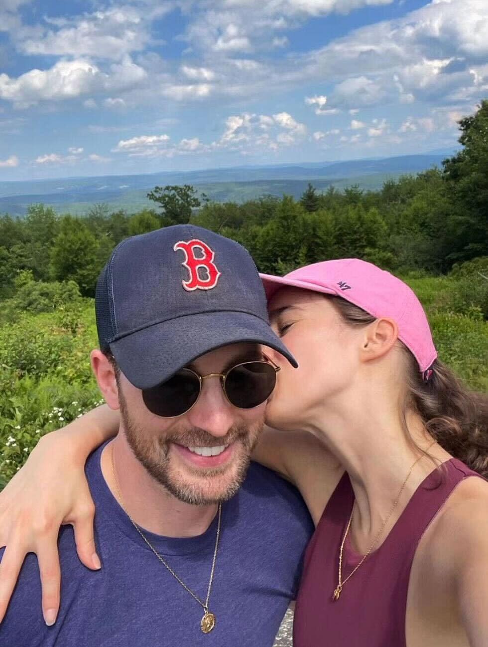 Chris Evans bestätigt seine Ehe mit seiner Frau Alba Baptista nach einer geheimen Hochzeit