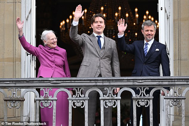 Dreimal so schön!  Drei Generationen von Monarchen, Königin Margrethe, Prinz Frederik und Prinz Christian winken vom Balkon