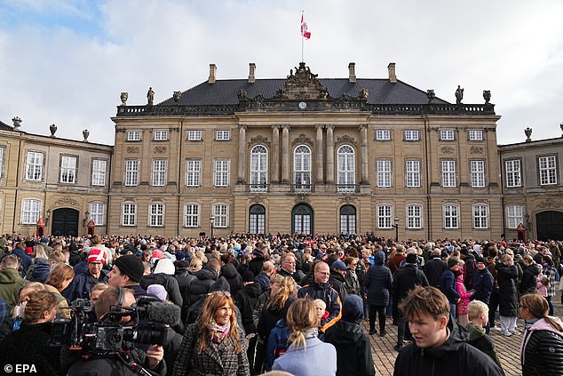 Im Vorfeld der Feierlichkeiten versammelten sich Gratulanten in Kopenhagen, während die königliche Familie eine Reihe herzerwärmender Kindheitsfotos von Christian veröffentlichte