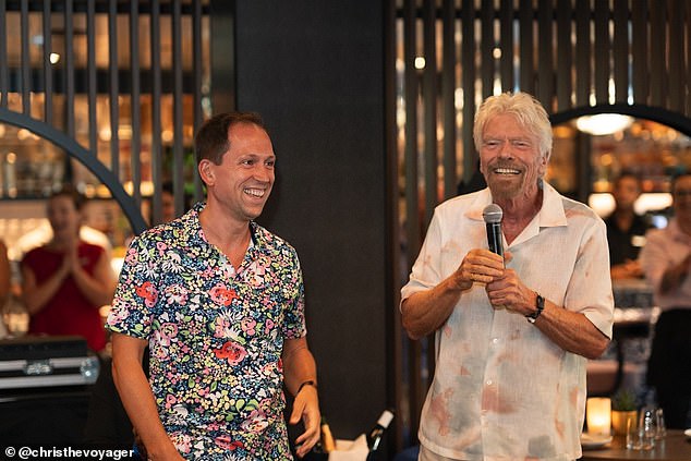 Herr DeSalvo feiert sein einjähriges Segeljubiläum mit Virgin Voyages.  Das Treffen mit Sir Richard Branson war das Tüpfelchen auf dem i