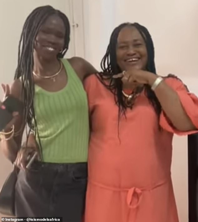 Joan Okorodudu (im Bild links) hat auf Instagram ein Video mit der Überschrift „Unsere wunderschöne Hakima hat mich im Büro in Nairobi besucht“ geteilt