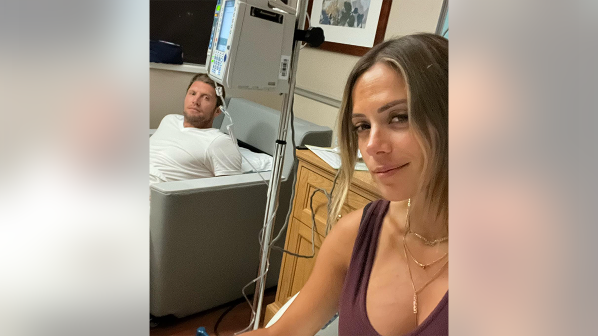 Jana Kramer und ihr Verlobter Allan Russell sehen im Krankenhaus ernst aus
