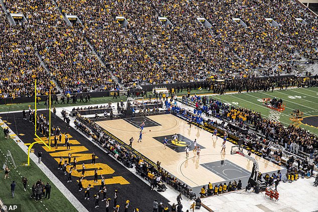 55.646 Fans kamen, um sich das „Crossover at Kinnick“ im Footballstadion von Iowa anzusehen