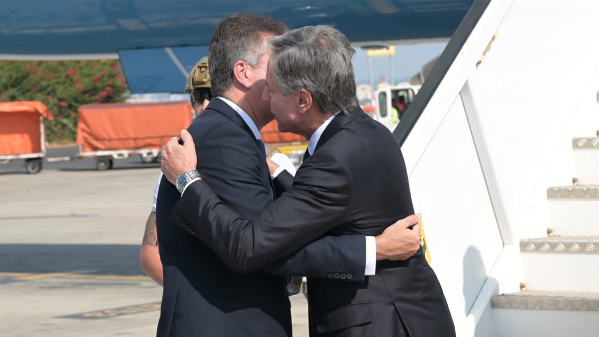 Blinken umarmt den israelischen Außenminister