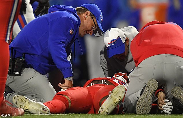 Spieler und Mitarbeiter der Giants und der Bills sahen zu, wie Harris von Medizinern behandelt wurde
