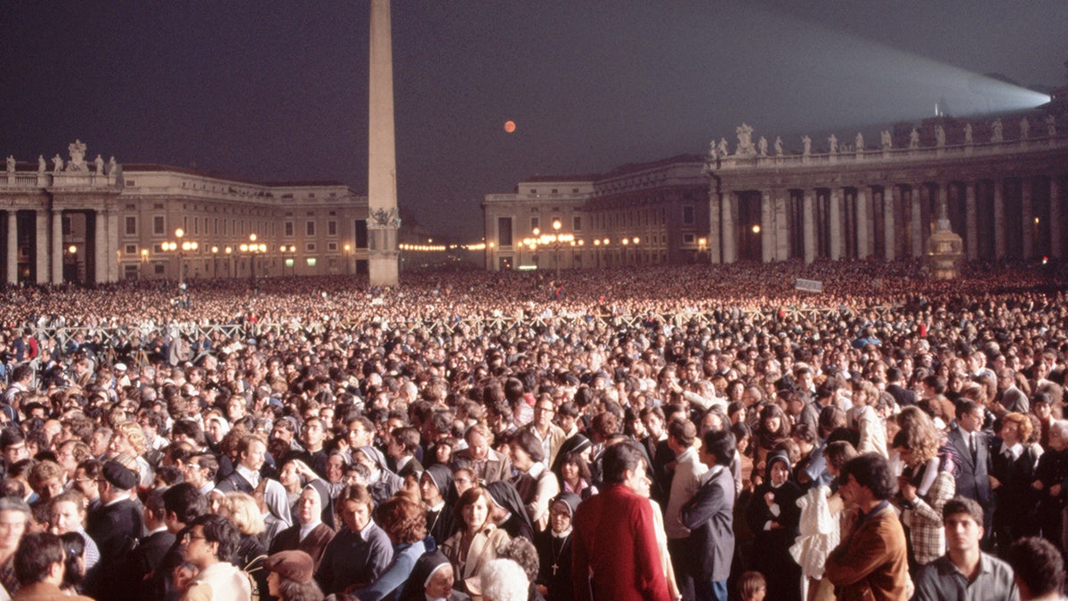 Große Menschenmenge auf dem Petersplatz