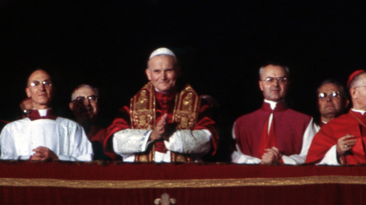 Papst Johannes Paul II. im vollen päpstlichen Ornat