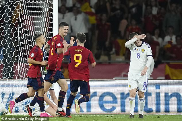 Tore von Alvaro Morata und Oihan Sancet (oben) sicherten Spanien am Donnerstag einen 2:0-Sieg