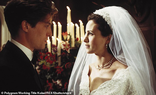 Aber er verteidigte sich dafür, dass er 1994 im Film „Vier Hochzeiten und ein Todesfall“ ein schwules Paar hatte (im Bild: Hugh Grant und Andie MacDowell).