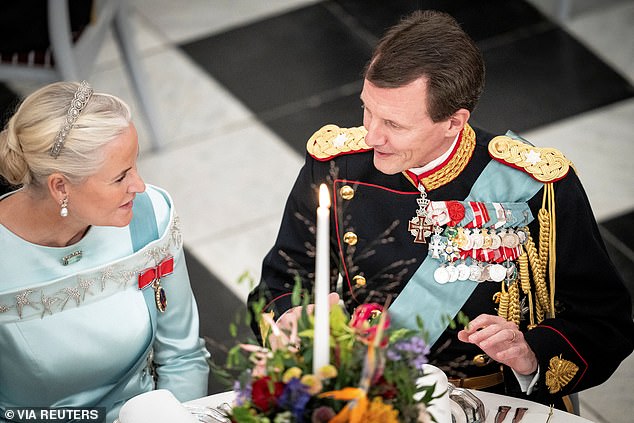 Prinz Joachim und Kronprinzessin Mette-Marit von Norwegen sprechen während der Feier zum 18. Geburtstag von Prinz Christian