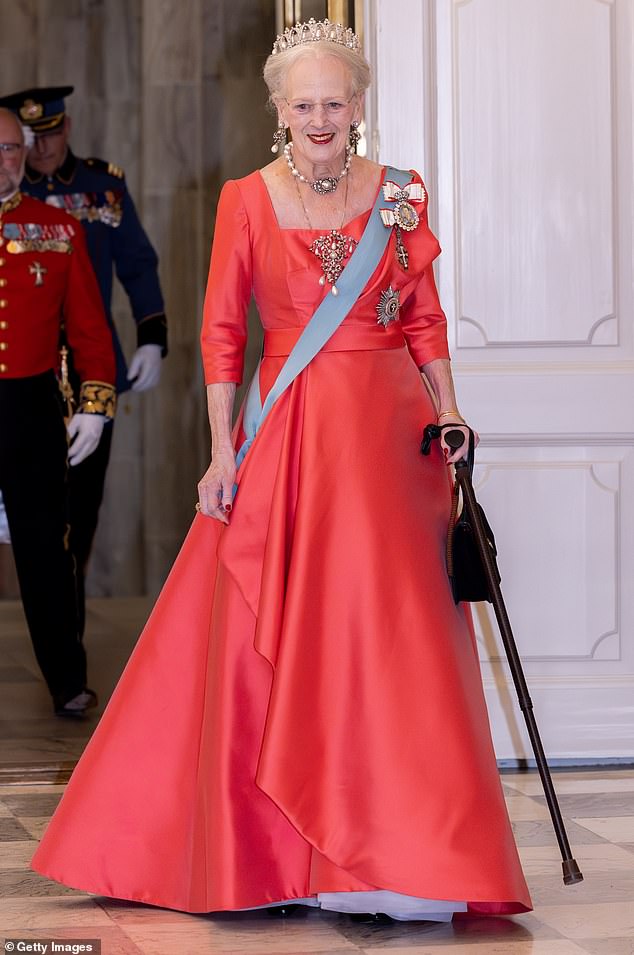 Die dänische Monarchie erlebte im vergangenen Jahr einen schwierigen Herbst, nachdem sie von einem Streit um Titel erschüttert wurde.  Aber es scheint, als sei das Thema unklar, wenn man den Auftritt von Prinz Joachim und seiner Familie bei der Gala zum 18. Geburtstag von Prinz Christian als Anhaltspunkt nehmen kann.  Im Bild: Königin Margrethe II