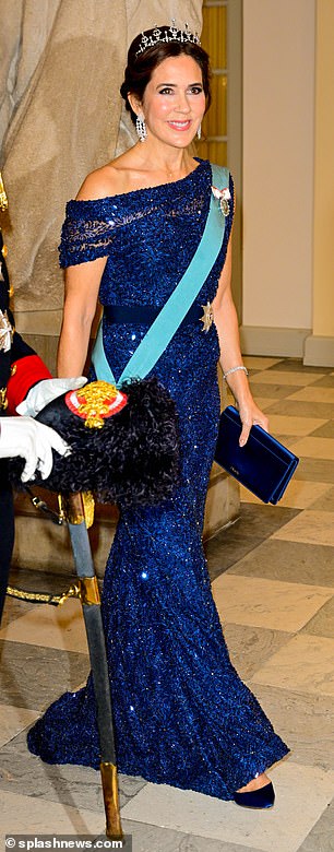 Die Mutter des Geburtstagskindes, Mary, 51, die mit Prinz Frederik, dem Thronfolger von Dänemark, verheiratet ist, zeigte sich mit der Diamant-Tiara, die sie an ihrem Hochzeitstag im Jahr 2004 trug, umwerfend