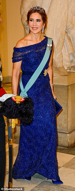 Die Mutter des Geburtstagskindes, Mary, 51, die mit Prinz Frederik, dem Thronfolger von Dänemark, verheiratet ist, zeigte sich mit der Diamant-Tiara, die sie an ihrem Hochzeitstag im Jahr 2004 trug, umwerfend
