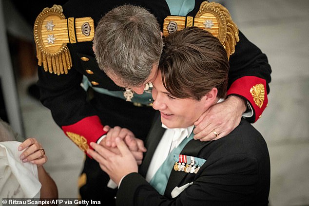 Dänemarks Prinz Christian und Kronprinz Frederik umarmen sich nach seiner Rede