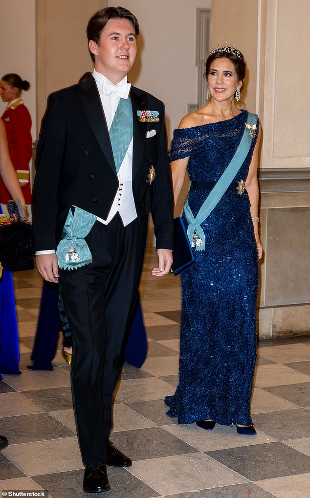 Prinzessin Mary (Bild rechts) sah mühelos elegant aus und entschied sich für ein mit Edelsteinen besetztes blaues Kleid des dänischen Designers Jesper Høvring und ein Paar schimmernde Diamantohrringe