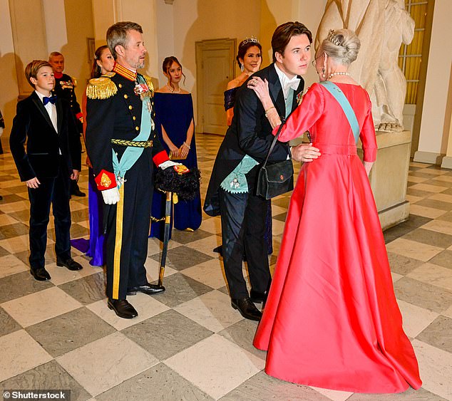 Königin Margrethe II. von Dänemark, Kronprinz Frederik und Kronprinzessin Mary von Dänemark mit Prinz Christian, Prinzessin Isabella, Prinz Vincent und Prinzessin Josephine