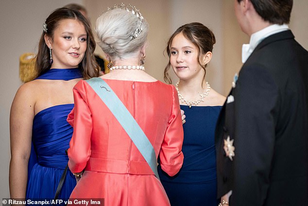 Prinzessin Isabella kam zu dem glamourösen Event zusammen mit ihrer Schwester Prinzessin Josephine, 12, die einen schicken Overall von Jesper Høvring trug