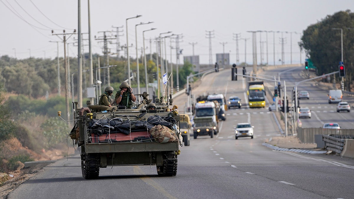 Israelische Panzerfahrzeuge fahren in Richtung Gaza