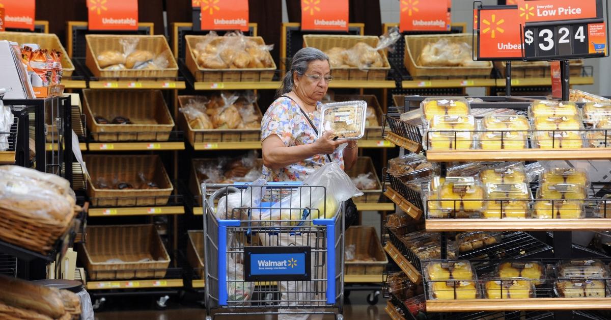   Kundin Maria Bethel, 72, aus Rosemead, Kalifornien, kauft am 1. Juni 2012 in Rosemead, Kalifornien, in der Bäckereiabteilung eines Walmart-Geschäfts ein.