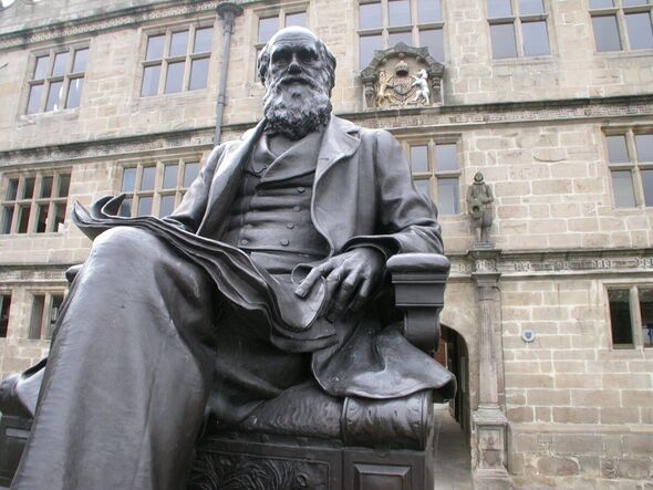 Eine Statue von Charles Darwin