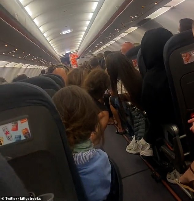 Online (im Bild) und auf MailOnline geteiltes Filmmaterial zeigt Toilettenpapierstücke, die auf dem Laufsteg des Flugzeugs verstreut liegen, während ein anderer den Piloten zeigt, wie er erklärt, dass der Flug abgesagt wurde