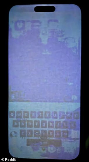 Ein anderer betroffener Benutzer hat ein sehr scharfes Bild davon, wie seine Tastatur das Display verfärbt