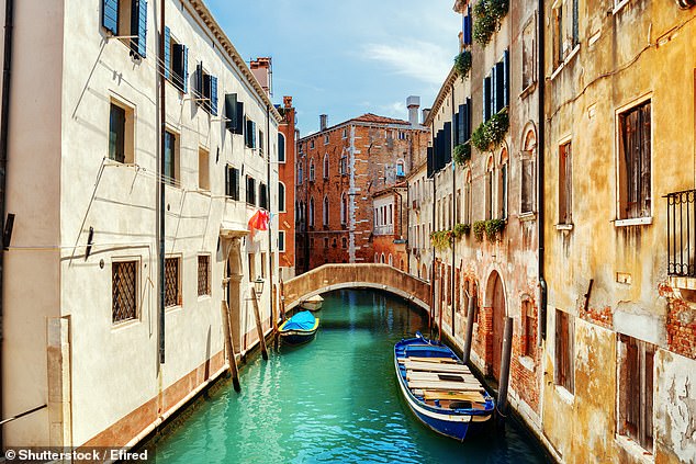 Oben ist der Kanal Rio di San Zan Degola in der Stadt Venedig zu sehen, ein Touristen-Hotspot, der durchschnittlich 52.000 Besucher pro Tag empfängt