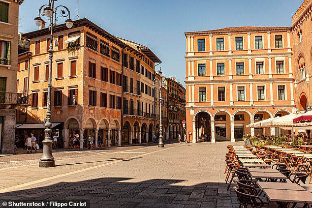 Erkunden Sie die abgebildete Piazza dei Signori, die von historischen Palästen wie dem Palazzo dei Trecento und dem Palazzo del Podestà umgeben ist