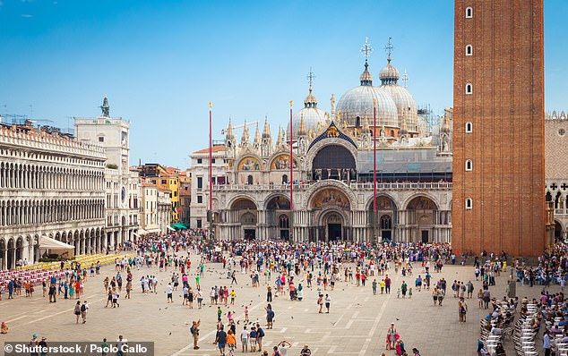 Oben abgebildet ist der Markusplatz, eines der berühmtesten Wahrzeichen Venedigs