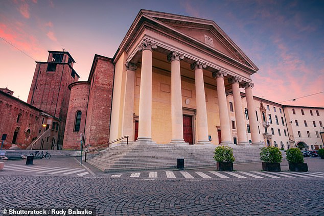 Die Kathedrale von Treviso stammt bereits aus dem 6. Jahrhundert – mit ihren weißen Säulen und markanten grünen Kuppeln fällt sie beim Betreten der Stadt sofort auf
