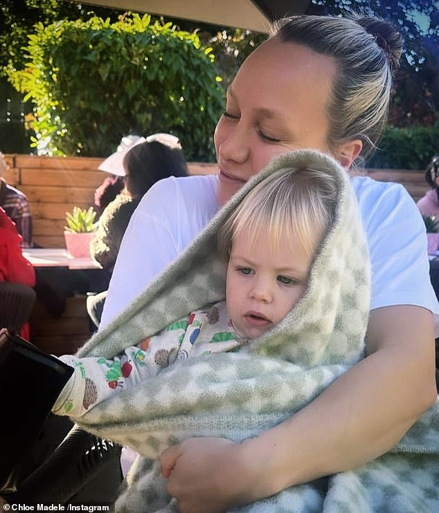 Bindung: Chloe verbrachte das Wochenende zu Hause mit ihrer 14 Monate alten Tochter Bodhi, als sie ihre Zeit am Sonntag mit süßen Schnappschüssen auf ihrer eigenen Instagram-Seite dokumentierte