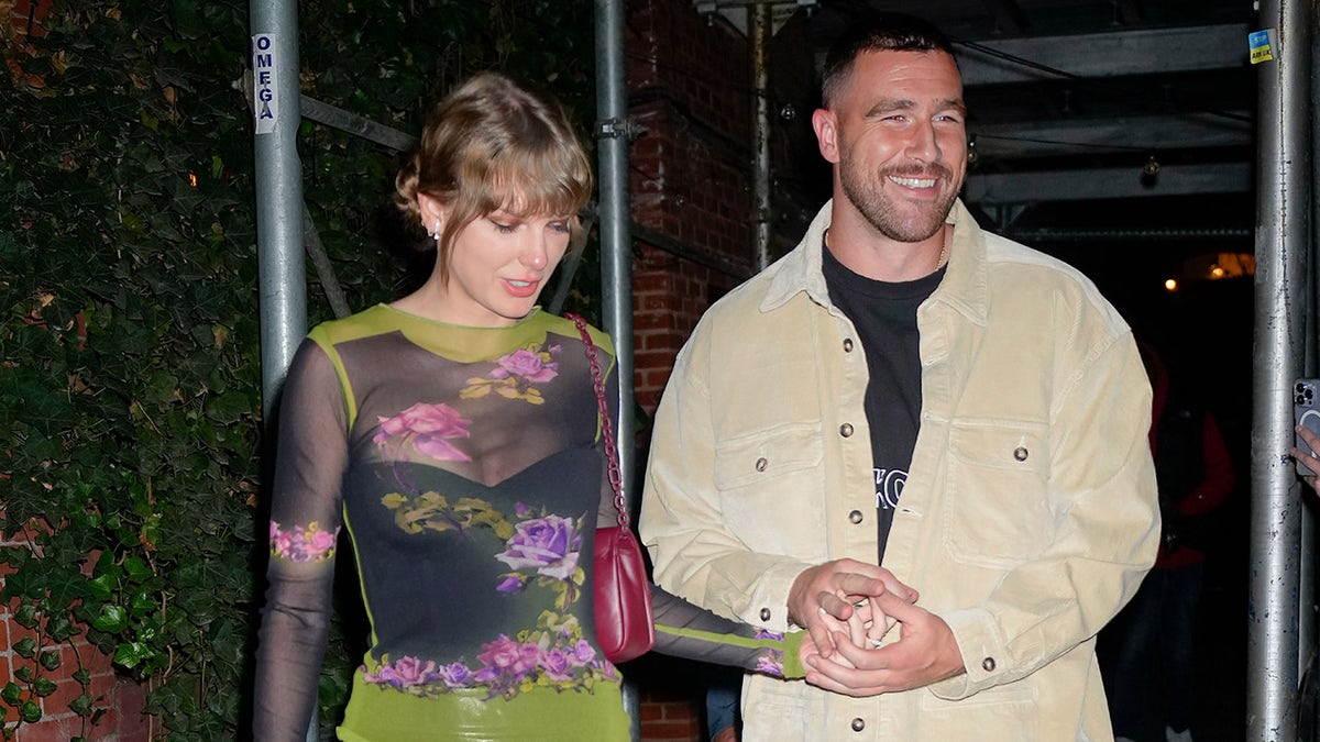 Taylor Swift trägt einen schwarzen Lederminirock und ein transparentes Oberteil mit Travis Kelce