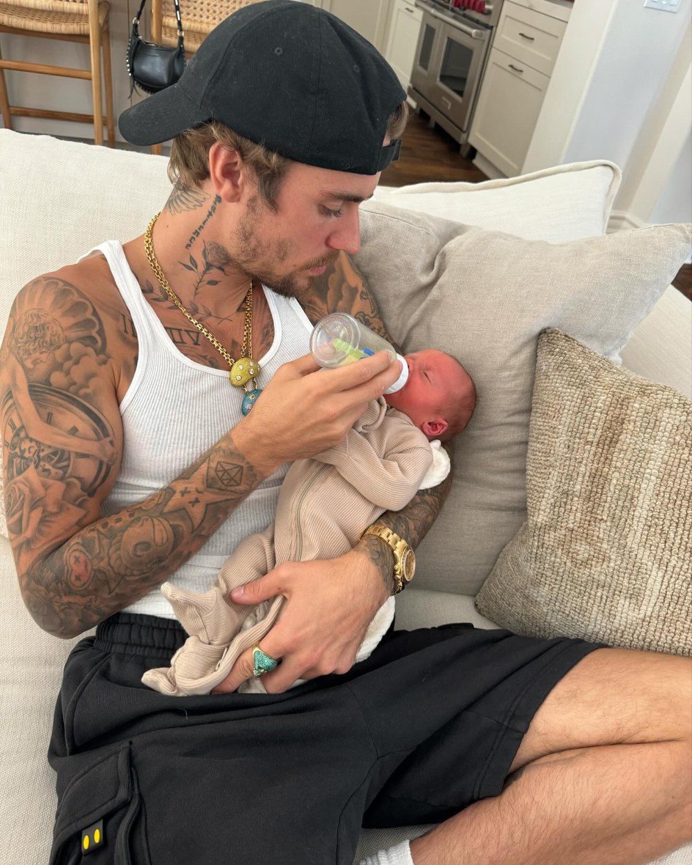 Justin und Hailey Bieber wiegen das Neugeborene von Jason Kennedy