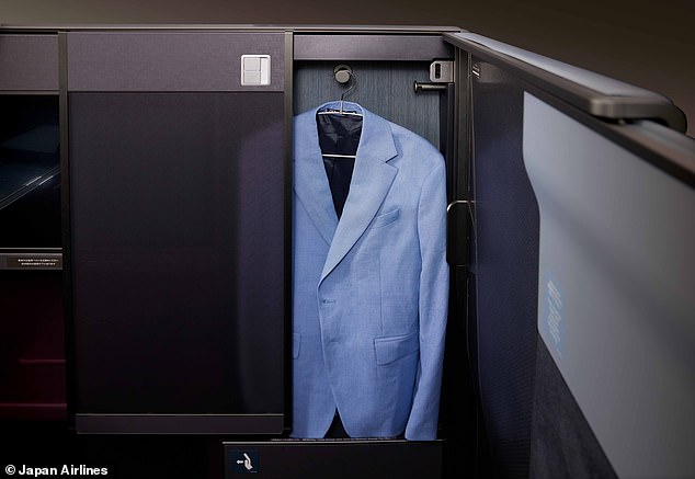 Business-Class-Suiten verfügen über einen Kleiderschrank und „elektrische Sichtschutztrennwände“.