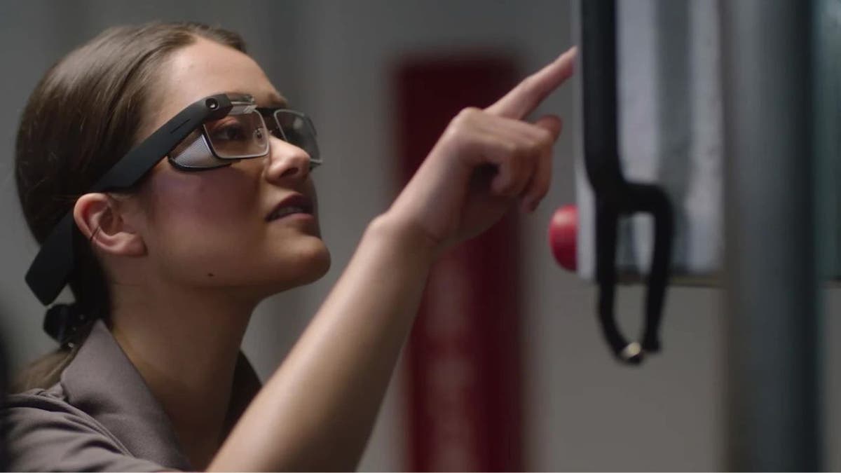 Frau nutzt Google Glass.