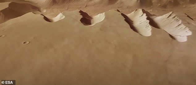 Experten kombinierten Bilder von Mars Express, um eine Animation zu erstellen, die das 1.200 km lange Labyrinth aus Tälern mit einer Breite von bis zu 30 km und einer Tiefe von 6 km zeigt