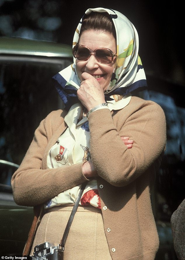 Die Herzogin von Sussex, 42, wurde mit dem 1.000 Pfund teuren Hermes Brides de Gala-Schal abgebildet.  Die Königin trägt 1982 das gleiche Schaldesign