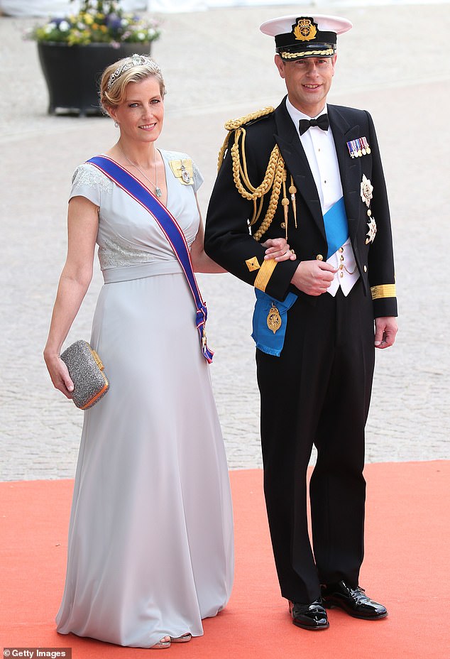 Manchmal können die britischen Royals zu den Feierlichkeiten anderer königlicher Haushalte erscheinen;  Prinz Edward und Sophie nahmen 2015 an der Hochzeit von Prinz Carl Philip von Schweden und Prinzessin Sofia teil (im Bild)