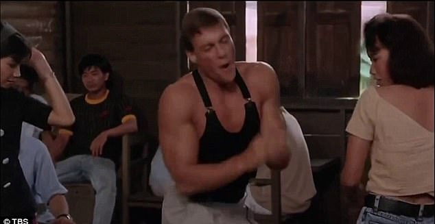 Wow!  Jean-Claude beeindruckte die Fans mit seinen Tanzbewegungen im Film „Kickboxer“, der 1989 in die Kinos kam, und er sagte, er könne diese wilden Bewegungen auch mehr als 30 Jahre später NOCH immer ausführen