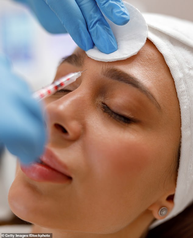 Botox, das drei bis vier Monate anhält, entspannt die Gesichtsmuskulatur und glättet Linien und Fältchen