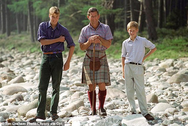 Eines der Ereignisse, die sich in den Werbefotos der sechsten Staffel von Netflix widerspiegeln, ist die Reise von Prinz Harry und Prinz William nach Balmoral im August 1997, wo sie die Nachricht vom Tod ihrer Mutter hörten