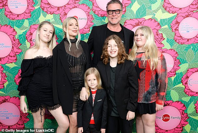 Tori und Dean heirateten 2006 und reichten Anfang des Jahres die Scheidung ein.  Sie haben fünf gemeinsame Kinder: Liam (16), Stella (15), Hattie (12), Finn (11) und Beau (sechs).