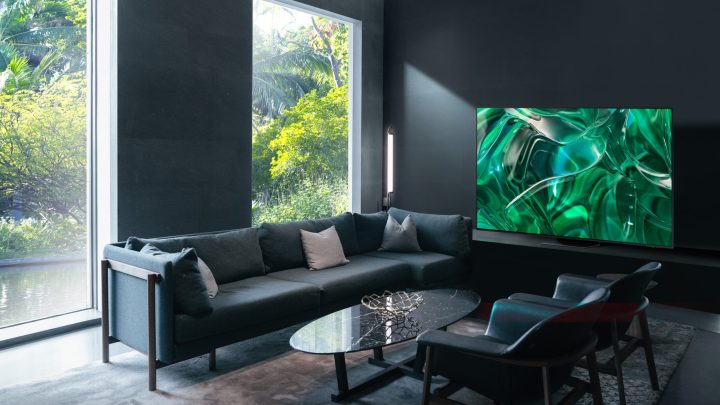 Das Samsung S90C in einer Wohnzimmerumgebung.