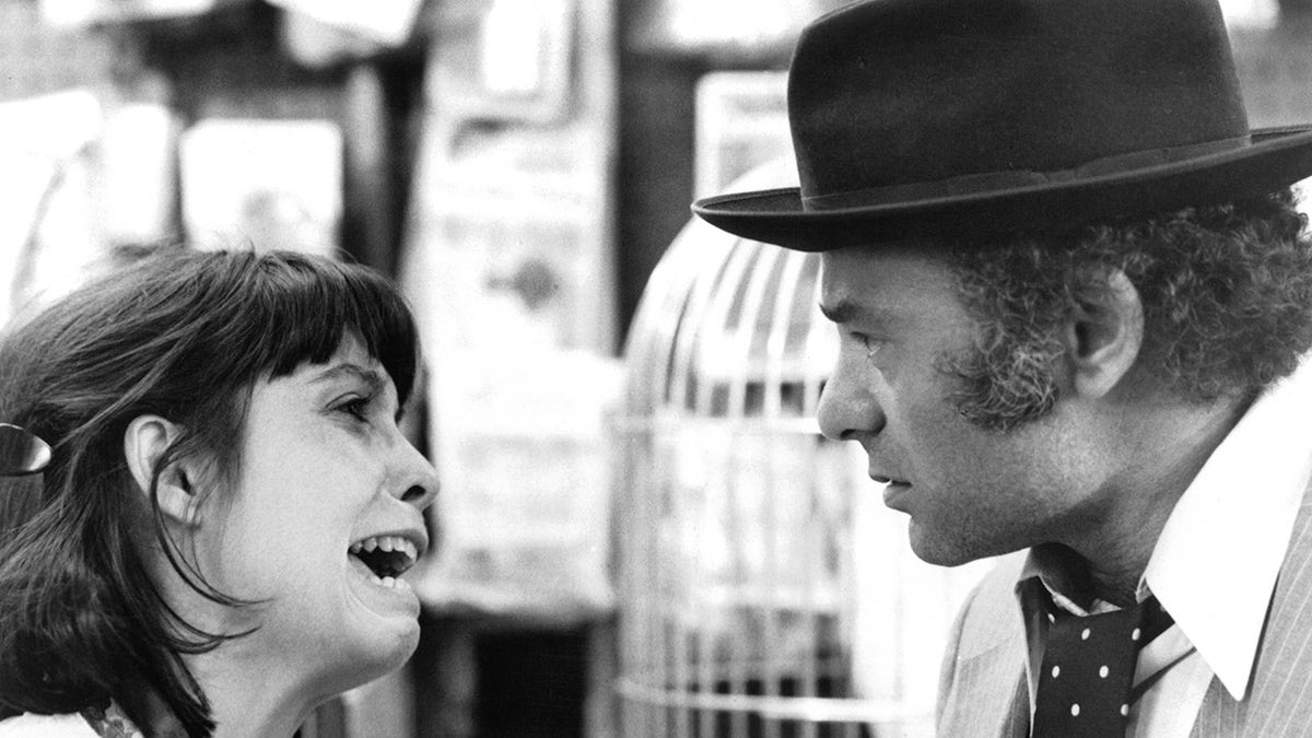 Burt Young und Talia Shire streiten sich in einer Szene aus Rocky II