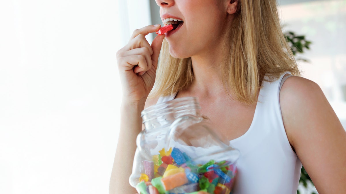 Frau isst Süßigkeiten