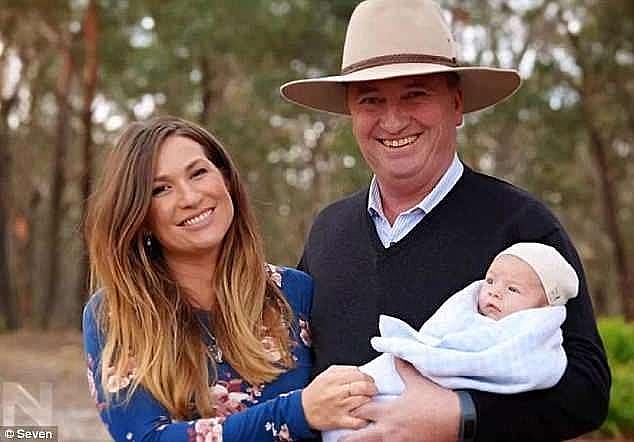 Vikki Campion und Barnaby Joyce, die im November heiraten, sind mit ihrem Sohn Thomas abgebildet