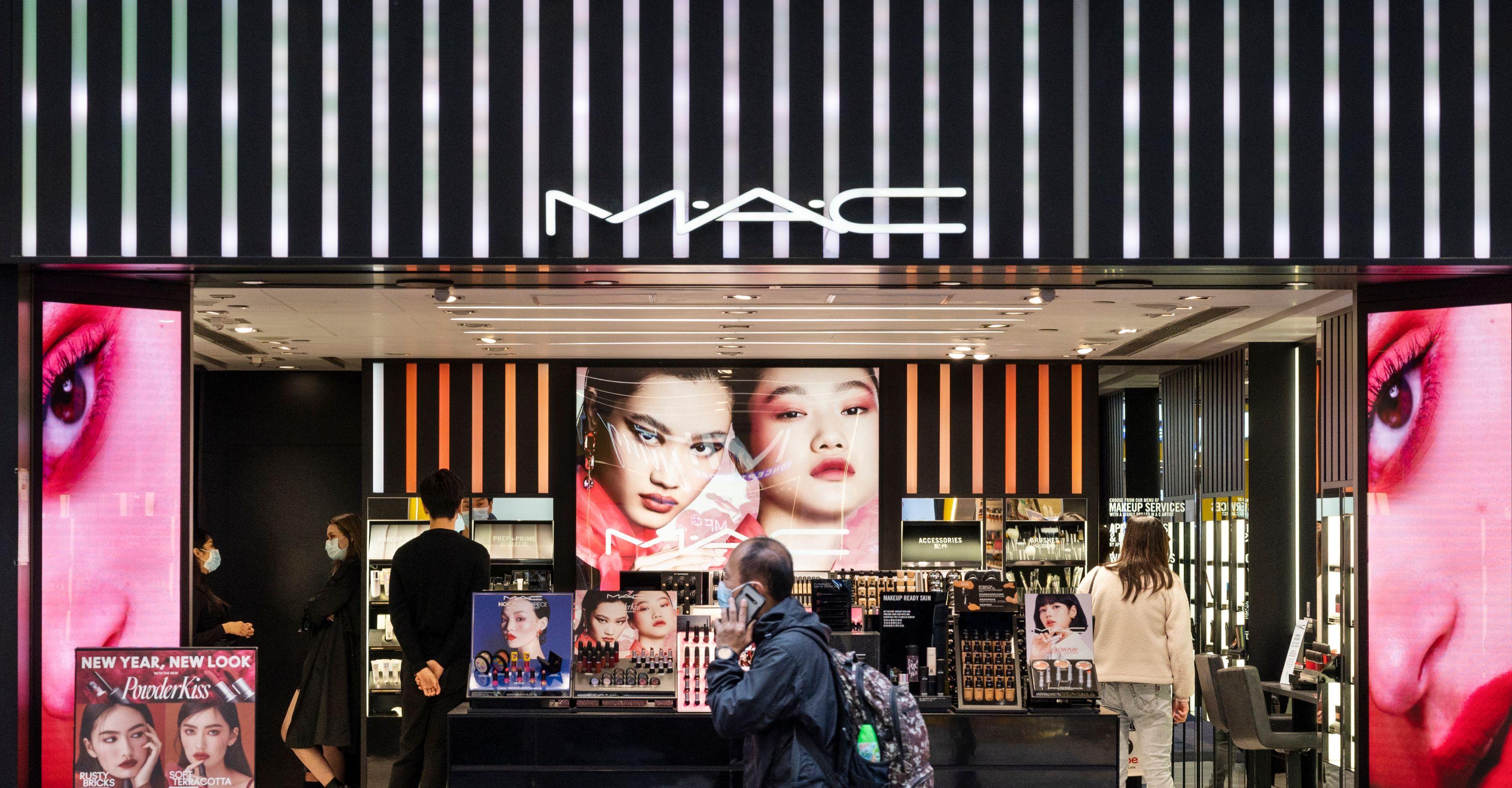 Ein Fußgänger geht am kanadischen MAC Cosmetics-Laden in Hongkong vorbei.