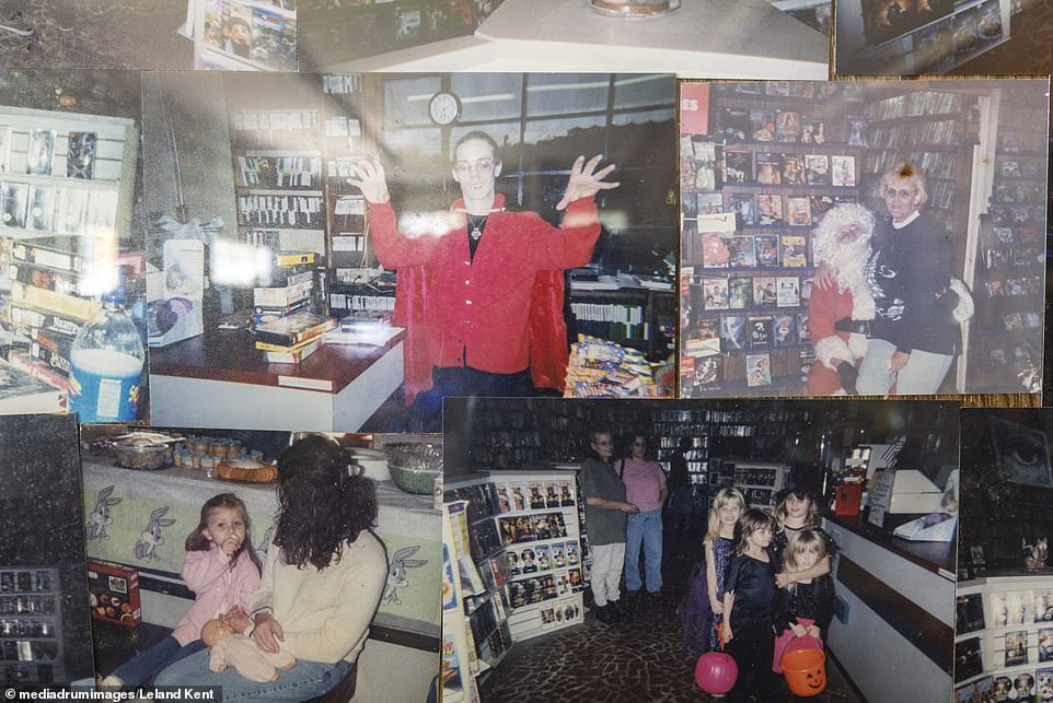 Eines seiner Fotos zeigt eine Montage persönlicher Fotos von Halloween- und Weihnachtsfeiern, die im Laden veranstaltet werden